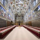 Las mesas con los nombres de los cardenales ya están dispuestas en la Capilla Sixtina.