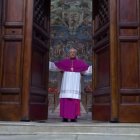 Momento en que Giovanni Ravelli, maestro de celebraciones litúrgicas, procedía al cierre de la Capilla Sixtina.