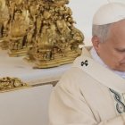 León XIV con el Anillo del Pescador y el Palio, signo del buen pastor, en su misa de inicio de pontificado
