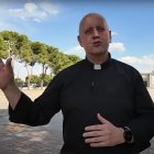 Manuel Vargas, vicario episcopal para el Cerro de los Ángeles, ante el monumento al Sagrado Corazón de Jesús donde fue consagrada España.