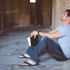 Un hombre desesperado con la Biblia.