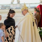 León XIV bendiciendo un matrimonio.