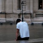Joven solo en una plaza, desolado.