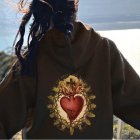 Una joven con una sudadera con el Sagrado Corazón, un símbolo potente en la cultura popular católica