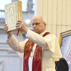 León XIV eleva las Escrituras durante la vigilia de Pentecostés, este sábado en la Plaza de San Pedro.