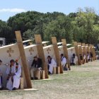 Un sacerdote escucha a otro en confesión en el Parque del Perdón de la JMJ de Lisboa 2023