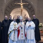 El cardenal Cobo, con el recién ordenado Miguel Torres a su derecha, ante el altar de la basílica de la Santa Cruz del Valle de los Caídos.