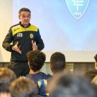 Fabrizio Maiello, en una charla ante jugadores y promesas del Empoli, F.C.