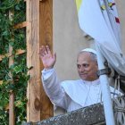 El Papa, desde el balcón de Villa Barberini, en Castel Gandolfo, saluda a la gente en la calle.