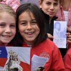 Niños en Santiago de Chile en septiembre de 2024 celebran a la Virgen del Carmen, con su estampa, y otra de la beata Laura Vicuña