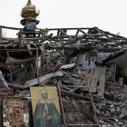 Feligreses rescatan iconos de la iglesia destrozada de Komyshuvakha, al sur de Ucrania, en la Cuaresma de 2023