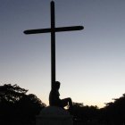 En Cristo y en la Cruz se resuelven todas las aparentes contradicciones que plantean las grandes cuestiones de la vida: la soberbia o la humildad, la dureza o la misericordia, la desesperación o la esperanza.