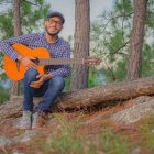 Andrés Ferrera, completamente acústico y unplugged -desenchufado-, en la Creación de Dios