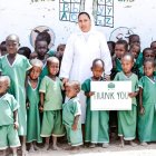 La hermana Ligia con alumnos de una de las escuelas preescolares.