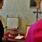 La tarta de cumpleaños con la que el embajador de Estados Unidos, Brian Burch, obsequió este sábado al Papa al presentarle sus cartas credenciales.