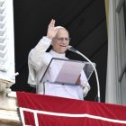 León XIV sonríe ante las felicitaciones de los fieles congregados en la Plaza de San Pedro.