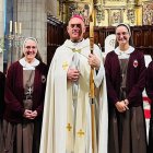 El obispo Arturo Ros, de Santander, con la Madre Adela y las 3 Siervas de los corazones que sirven ya en su catedral