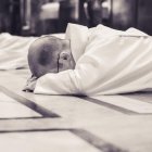 Uno de los momentos más impresionantes de la ordenación sacerdotal, signo de la humildad ante Dios y ante la Iglesia que destruye el clericalismo.