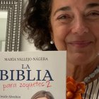 María Vallejo-Nágera muestra su último libro, el segundo volumen de la 'Biblia para zoquetes'.