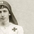 Gabrielle Bossis, con uniforme de la Cruz Roja en 1917.