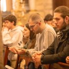 Cuando la Iglesia ofrece algo diferente al mundo, como la oración y la adoración, atrae. Cuando se mundaniza, las iglesias se vacían.