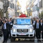 Cuando el Santo Padre León XIV llegó a la Plaza de España, el coro y la asamblea entonaron un himno mariano titulado "Te levantas más hermosa que el alba".