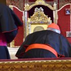 El cardenal Marcello Semeraro, este sábado, venerando el Santo Rostro de Jaén