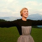 Julie Andrews, en el papel de Maria von Trapp, en uno de los números musicales de 'Sonrisas y lágrimas [The sound of music]' (Robert Wise, 1965).