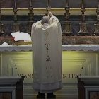 Francisco celebró varias veces misa 'ad Orientem', como en la imagen, el 18 de mayo de 2020, en el centenario del nacimiento de San Juan Pablo II, en el altar dedicado en la basílica de San Pedro.