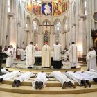 Once sacerdotes siendo ordenados en la catedral de la Almudena de Madrid.