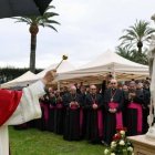 León XIV bendice la estatua de Santa Rosa de Lima inaugurada en los Jardines Vaticanos.
