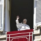 El Papa saluda a los fieles durante el rezo del Ángelus este domingo en la Plaza de San Pedro.