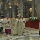 El Papa llega con la candela hasta el altar de al basílica de San Pedro donde presidió la misa de la Presentación del Señor.