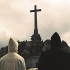 Miembros de la Escolanía y de la Comunidad benedictina de la Santa Cruz del Valle de los Caídos, interpretando su pieza "No hay honor de alcalde".