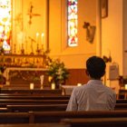 El silencio del templo no es el silencio de la nada, sino el silencio de una espera amorosa.