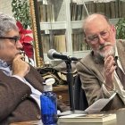 Juan Manuel de Prada y Enrique Álvarez, en la presentación de 'El buen azar' el 19 de febrero en Santander.