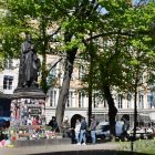 Orlando di Basso murió en Múnich y su monumento se encuentra junto a un hotel donde solía alojarse Michael Jackson. Por eso, desde 2009 la parte baja es, con fotografías, un monumento al cantante.