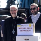 Luís Marín, Limosnero pontificio desde marzo de 2026, con el rector de la basílica grecocatólica en Roma, Marco Semehen, al enviar el camión 150