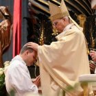 León XIV impone las manos para ordenar sacerdotes en el Domingo del Buen Pastor de 2026 en San Pedro del Vaticano