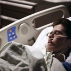 Un enfermo recuperándose en una cama de hospital