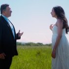 Escena onírica en la película Día Ocho, la joven Yira ha llegado a una conexión peculiar con Emiliano Tardif, ya fallecido