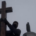 Maël Le Lagadec, el joven francés de 18 años que ha restituido la cruz vandalizada en el Aneto