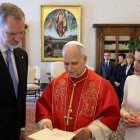 Sus Majestades los Reyes conversan con Su Santidad el Papa León XIV.