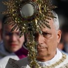 León XIV con la custodia en su primer Corpus Christi como Papa, en las calles de Roma en junio de 2025