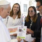 Rafael Rubio, de Comunicación de la visita papal a España, entrega su acreditación a León XIV tras la audiencia del miércoles