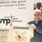 José María Calderón, director del Domund y OMP en España, con la camiseta del Centenario del Domund