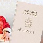 El Papa León XIV firmando su primera carta encíclica "Magnifica humanitas”