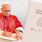 El Papa León XIV firmando su primera carta encíclica "Magnifica humanitas”
