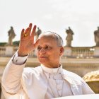 El Papa León XIV saludando a los fieles reunidos en la plaza de San Pedro del Vaticano