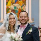 Unos sonrientes novios después de celebrar su boda católica
